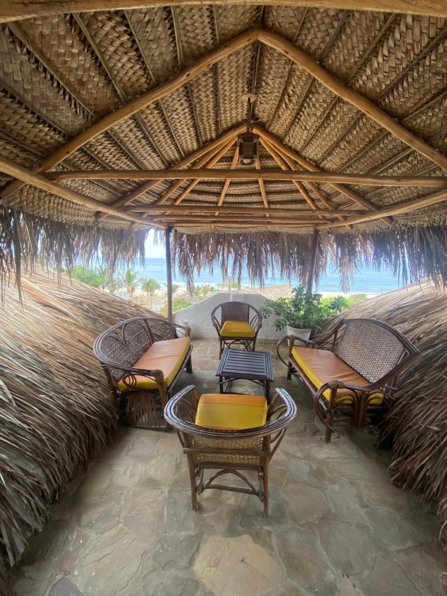 Hotel Smiling Crab Canoas de Punta Sal Exteriör bild