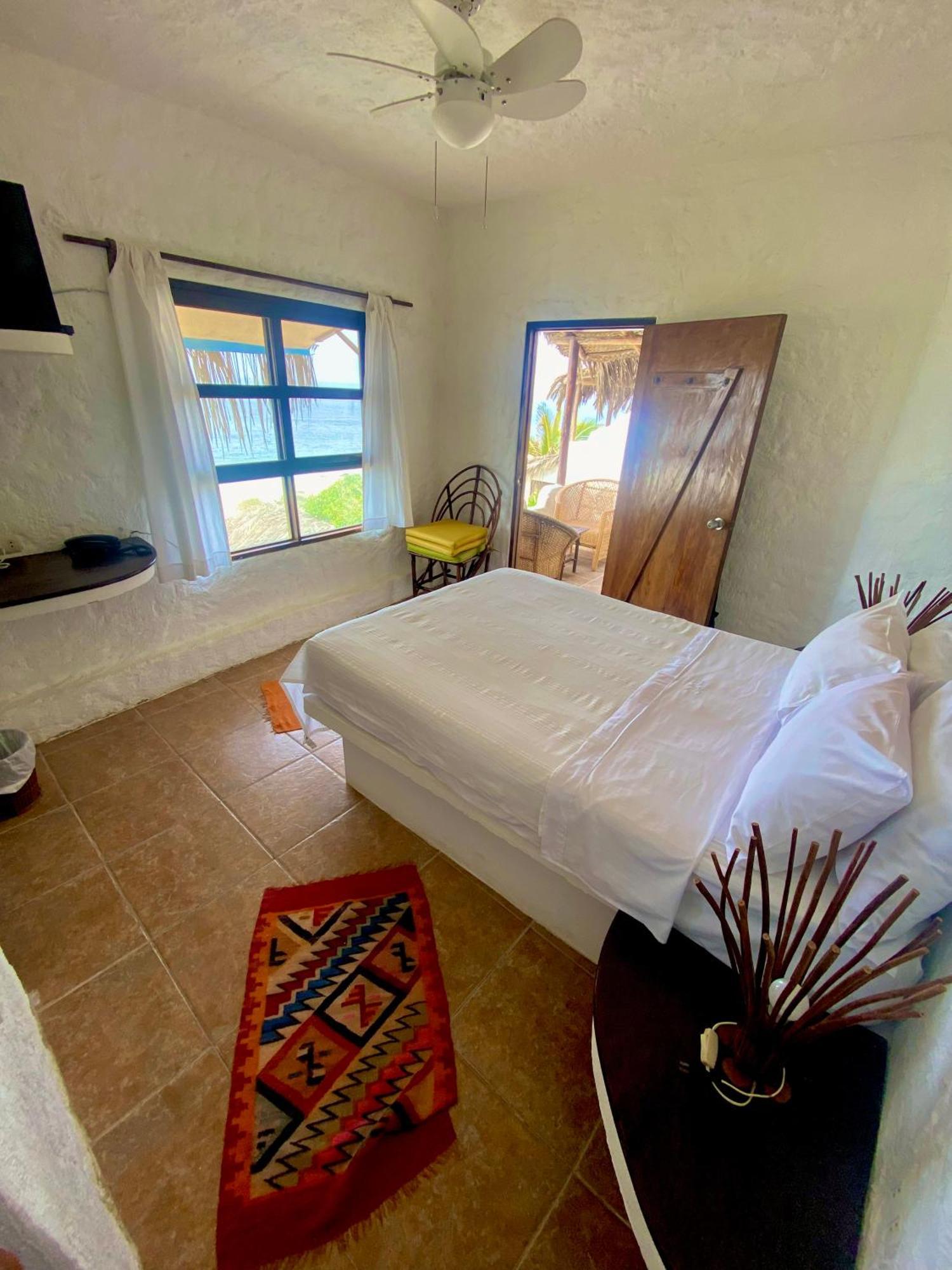 Hotel Smiling Crab Canoas de Punta Sal Exteriör bild